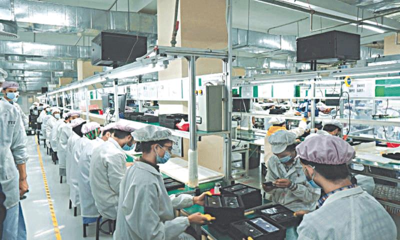 Pakistan’s Mobile Phone Assembly Slips as Imports Surge Ahead of Budget